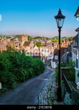 Vista verso St Thomas ecket Church, Lewes, East Sussex, Inghilterra, Regno Unito Foto Stock