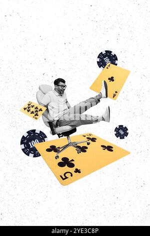 Grafica di tendenza composita immagine schizzo collage fotografico di chip di scommesse casinò blackjack jackpot miniatura giovane ragazzo seduto poltrona giocare carta Foto Stock