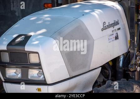 Ermida, Portogallo - mai 23, 2024 - primo piano di un classico trattore Lamborghini bianco da qualche parte in Portogallo Foto Stock