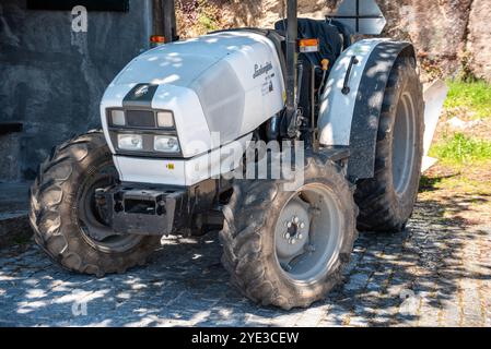 Ermida, Portogallo - mai 23, 2024 - primo piano di un classico trattore Lamborghini bianco da qualche parte in Portogallo Foto Stock