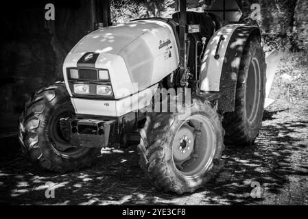 Ermida, Portogallo - mai 23, 2024 - primo piano di un classico trattore Lamborghini bianco da qualche parte in Portogallo Foto Stock