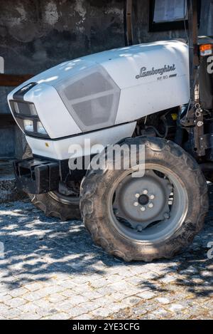 Ermida, Portogallo - mai 23, 2024 - primo piano di un classico trattore Lamborghini bianco da qualche parte in Portogallo Foto Stock