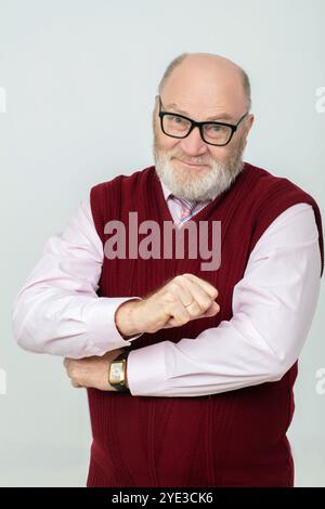 Affari seri Caucasico uomo d'affari anziano, CEO, capo, insegnante che indossa occhiali, guarda la telecamera isolata su sfondo bianco Foto Stock