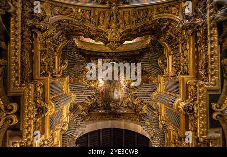 Braga, Portogallo - mai 24, 2024 - dettaglio del soffitto artistico con un magnifico organo nella navata della cattedrale di Braga, Portogallo Foto Stock