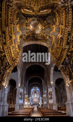 Braga, Portogallo - mai 24, 2024 - ricca navata dorata decorata e organi nella cattedrale di Braga, Portogallo Foto Stock