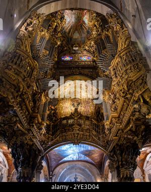 Braga, Portogallo - mai 24, 2024 - ricca navata dorata decorata e organi nella cattedrale di Braga, Portogallo Foto Stock
