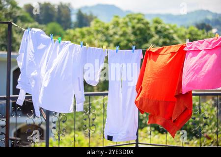 Gli abiti lavati vengono appesi e asciugati al vento. Foto Stock