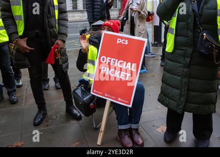 Londra, Regno Unito. 29 ottobre 2024 i membri del PCS, Public and Commercial Services Union protestano fuori dall'ufficio del gabinetto 70 Whitehall credito: Richard Lincoln/Alamy Live News Foto Stock