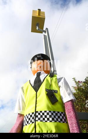 Worthing UK 29 ottobre 2024 - Un finto autovelox e agente della polizia fa parte di quest'anno del Ferring Scarecrow Festival vicino a Worthing . Quest'anno ci sono oltre 80 spaventapasseri sparsi in tutto il villaggio raccogliendo fondi per un ente di beneficenza locale per la demenza .. : Credit Simon Dack / Alamy Live News Foto Stock