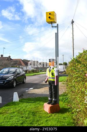 Worthing UK 29 ottobre 2024 - Un finto autovelox e agente della polizia fa parte di quest'anno del Ferring Scarecrow Festival vicino a Worthing . Quest'anno ci sono oltre 80 spaventapasseri sparsi in tutto il villaggio raccogliendo fondi per un ente di beneficenza locale per la demenza .. : Credit Simon Dack / Alamy Live News Foto Stock