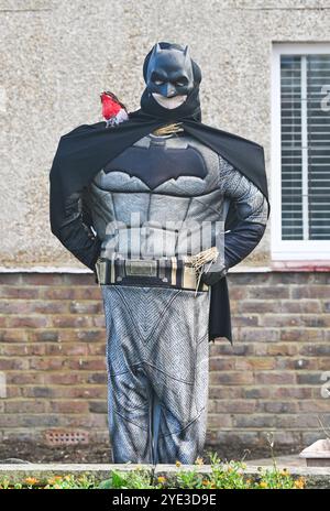 Worthing UK 29 ottobre 2024 - Un Batman e Un piccolo Robin spaventapasseri fanno parte di questo Festival Ferring Scarecrow vicino a Worthing . Quest'anno ci sono oltre 80 spaventapasseri sparsi in tutto il villaggio raccogliendo fondi per un ente di beneficenza locale per la demenza .. : Credit Simon Dack / Alamy Live News Foto Stock