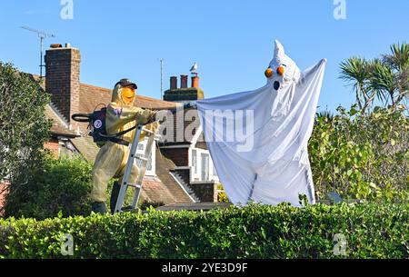 Worthing UK 29 ottobre 2024 - gli spaventapasseri che celebrano i 40 anni dalla realizzazione del film Ghostbusters fanno parte di quest'anno del Ferring Scarecrow Festival vicino a Worthing . Quest'anno ci sono oltre 80 spaventapasseri sparsi in tutto il villaggio raccogliendo fondi per un ente di beneficenza locale per la demenza .. : Credit Simon Dack / Alamy Live News Foto Stock