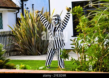 Worthing UK 29 ottobre 2024 - uno degli spaventosi spaventosi spauracei in mostra al Ferring Scarecrow Festival . Quest'anno ci sono oltre 80 spaventapasseri sparsi in tutto il villaggio raccogliendo fondi per un ente di beneficenza locale per la demenza .. : Credit Simon Dack / Alamy Live News Foto Stock