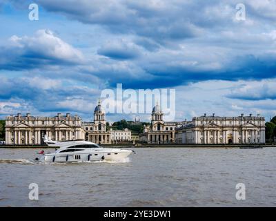 Vista sul Tamigi verso l'Old Royal Naval College e Greenwich Park, Londra, Inghilterra, Regno Unito Foto Stock