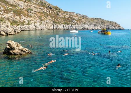 FALIRIKI, GRECIA - 09 settembre 2024: I turisti nuotano nella baia di Anthony Quinn sull'isola di Rodi in Grecia. Questa spiaggia si trova in una Foto Stock
