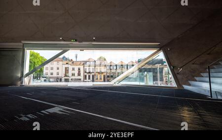 Porto, Portogallo - mai 28, 2024 - ingresso principale dell'iconica Casa de musica di Porto, Portogallo, con materiali in cemento e alluminio, che apre il Foto Stock