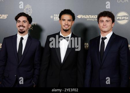 Parigi, Frankreich. 28 ottobre 2024. Parigi, 28 ottobre 2024 68. Ballon d'or im Theatre Du Chatelet a Parigi Parigi, FRANKREICH v., li., Vitinha (Paris Saint-Germain), Warren Zaire Emery (Paris Saint-Germain), Joao Neves (Paris Saint-Germain) crediti: dpa/Alamy Live News Foto Stock