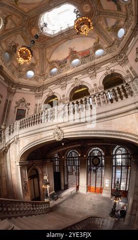 Porto, Portogallo - mai 28, 2024 - scalinata nobiliare classicistica e ricchissima decorata dello storico Palazzo della Borsa di Porto, Portogallo Foto Stock