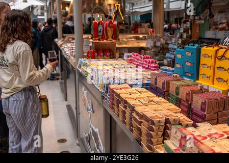 Porto, Portogallo - mai 29, 2024 - barattoli tradizionali di sardine al mercato Bolhao di Porto, Portogallo Foto Stock