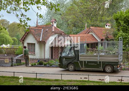 Giardinaggio al Duck Island Cottage a St. James' Park, Londra. Foto Stock