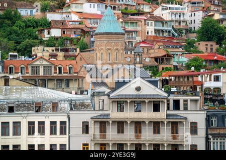 Case tradizionali colorate con balconi in legno intagliati nella città vecchia di Tbilisi, Georgia. Foto Stock