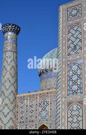 Samarcanda, Uzbekistan - 10 settembre 2024: Madrasa Sher Dor in piazza Registan. L'antica città fa parte del patrimonio mondiale dell'UNESCO Foto Stock