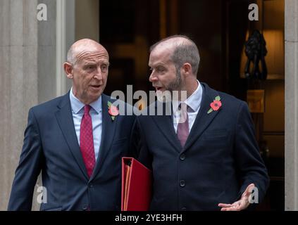 Downing Street, Londra, Regno Unito. 29 ottobre 2024. I ministri del governo lasciano la riunione del Gabinetto due giorni prima della cancelliera Rachel Reeves bilancio controverso. RT Hon John Healey, Segretario di Stato per la difesa con Jonathan Reynolds, Segretario di Stato per le imprese e il commercio e Presidente del Board of Trade. Crediti: Malcolm Park/Alamy Live News Foto Stock