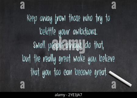 Lavagna con una citazione di Mark Twain che dice: "Stai lontano da coloro che cercano di sminuire le tue ambizioni. Le persone piccole lo fanno sempre, ma il vero g Foto Stock