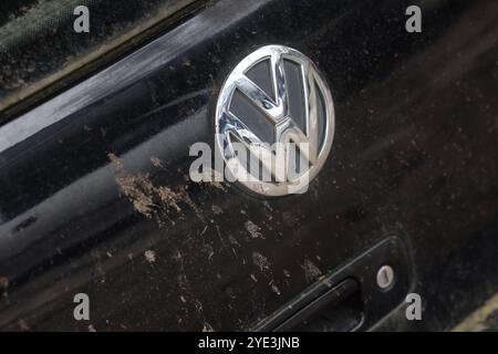VW in der Krise. Ein Volkswagen Logo auf einem verdrecktem VW Fahrzeug bei einer Autoverwertung, Schrottplatz a Wilnsdorf. Volkswagen AM 29.10.2024 a Wilnsdorf/Deutschland. *** VW in crisi Un logo Volkswagen su un veicolo VW sporco in un riciclaggio di auto, deposito rottami a Wilnsdorf Volkswagen su 29 10 2024 a Wilnsdorf Germania Foto Stock