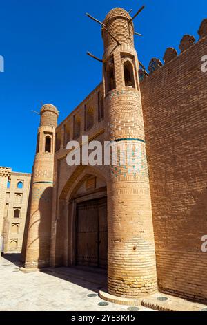 Portale del Palazzo Tash Khauli. Il Palazzo Tash-Khauli si trova nella parte orientale della città Vecchia di Khiva (Ichan-Kala). Palazzo costruito nel 1830 - 1838 è un esame Foto Stock