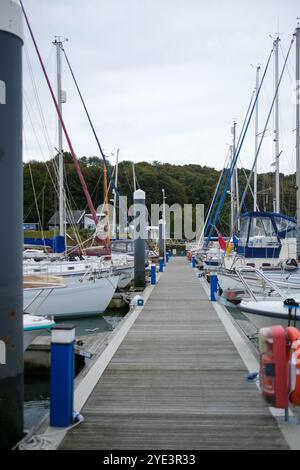 Woolverstone, Regno Unito - 13 ottobre 2024 - Una vista su un porticciolo di yacht a Woolverstone, Suffolk, Regno Unito Foto Stock