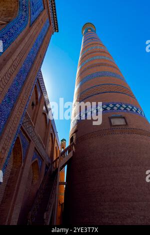 Il minareto Islam Hoja è il minareto più alto di Khiva e il miglior punto panoramico della città. Il minareto Islam Hoja è chiamato come il consigliere principale dei due Foto Stock
