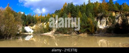 Panorama autunnale nella Repubblica Ceca, in Europa, nella foresta, nella roccia, nella roccia, nella regione carsica della Moravia Foto Stock