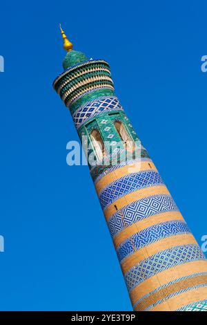 Il minareto Islam Hoja è il minareto più alto di Khiva e il miglior punto panoramico della città. Il minareto Islam Hoja è chiamato come il consigliere principale dei due Foto Stock