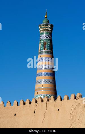Il minareto Islam Hoja è il minareto più alto di Khiva e il miglior punto panoramico della città. Il minareto Islam Hoja è chiamato come il consigliere principale dei due Foto Stock