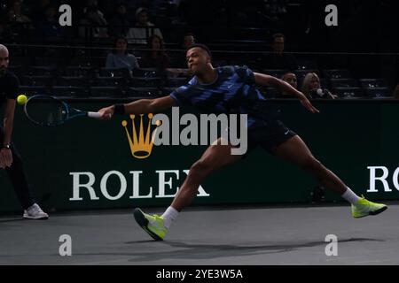 Parigi, Francia. 29 ottobre 2024. GIOVANI PERRICARD (fra) restituisce il pallone a FRANCES TIAFOE (USA) durante la seconda giornata del torneo Rolex Paris Masters 1000 allo stadio Paris Accor Arena di Parigi Francia (Credit Image: © Pierre Stevenin/ZUMA Press Wire) SOLO USO EDITORIALE! Non per USO commerciale! Foto Stock