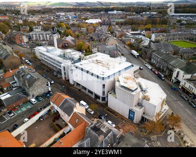 Musselburgh Scozia, Regno Unito. 29 ottobre 2024. Viste aeree del Brunton Theatre e delle sale associate a Musselburgh, attualmente chiuse ed è altamente probabile che vengano demolite dopo la scoperta di cemento armato autoclavato aerato (RAAC) nei pannelli del tetto. Iain Masterton/Alamy Live News Foto Stock