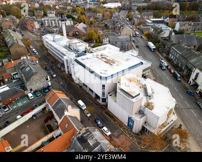 Musselburgh Scozia, Regno Unito. 29 ottobre 2024. Viste aeree del Brunton Theatre e delle sale associate a Musselburgh, attualmente chiuse ed è altamente probabile che vengano demolite dopo la scoperta di cemento armato autoclavato aerato (RAAC) nei pannelli del tetto. Iain Masterton/Alamy Live News Foto Stock