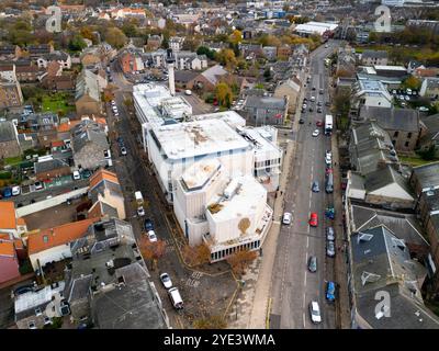 Musselburgh Scozia, Regno Unito. 29 ottobre 2024. Viste aeree del Brunton Theatre e delle sale associate a Musselburgh, attualmente chiuse ed è altamente probabile che vengano demolite dopo la scoperta di cemento armato autoclavato aerato (RAAC) nei pannelli del tetto. Iain Masterton/Alamy Live News Foto Stock