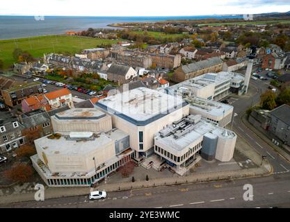 Musselburgh Scozia, Regno Unito. 29 ottobre 2024. Viste aeree del Brunton Theatre e delle sale associate a Musselburgh, attualmente chiuse ed è altamente probabile che vengano demolite dopo la scoperta di cemento armato autoclavato aerato (RAAC) nei pannelli del tetto. Iain Masterton/Alamy Live News Foto Stock