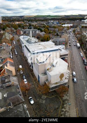 Musselburgh Scozia, Regno Unito. 29 ottobre 2024. Viste aeree del Brunton Theatre e delle sale associate a Musselburgh, attualmente chiuse ed è altamente probabile che vengano demolite dopo la scoperta di cemento armato autoclavato aerato (RAAC) nei pannelli del tetto. Iain Masterton/Alamy Live News Foto Stock