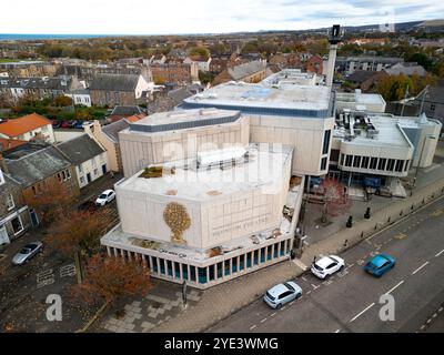 Musselburgh Scozia, Regno Unito. 29 ottobre 2024. Viste aeree del Brunton Theatre e delle sale associate a Musselburgh, attualmente chiuse ed è altamente probabile che vengano demolite dopo la scoperta di cemento armato autoclavato aerato (RAAC) nei pannelli del tetto. Iain Masterton/Alamy Live News Foto Stock