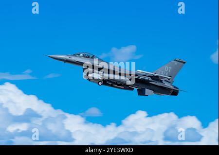 Un F-16 Fighting Falcon della U.S. Air Force assegnato al 422nd test and Evaluation Squadron (TES) decolla alla Nellis Air Force base, Nevada, 20 settembre, 2 Foto Stock