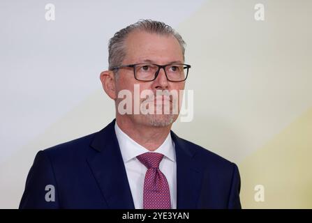 Dr. Rainer Dulger, Präsident der Bundesvereinigung der Deutschen Arbeitgeberverbände, Deutschland, Berlino, Reichstag, Statement zum Gespräch mit Spitzenverbänden der deutschen Wirtschaft *** Dr. Rainer Dulger, Presidente della Confederazione delle associazioni tedesche dei datori di lavoro, Germania, Berlino, Reichstag, dichiarazione sulla discussione con le principali associazioni imprenditoriali tedesche Foto Stock