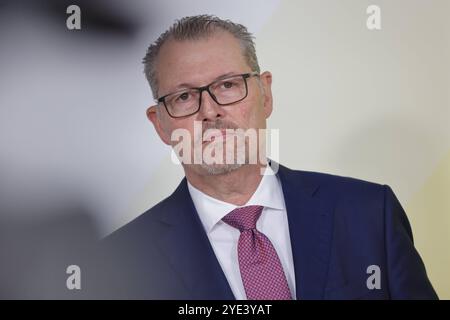 Dr. Rainer Dulger, Präsident der Bundesvereinigung der Deutschen Arbeitgeberverbände, Deutschland, Berlino, Reichstag, Statement zum Gespräch mit Spitzenverbänden der deutschen Wirtschaft *** Dr. Rainer Dulger, Presidente della Confederazione delle associazioni tedesche dei datori di lavoro, Germania, Berlino, Reichstag, dichiarazione sulla discussione con le principali associazioni imprenditoriali tedesche Foto Stock