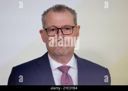 Dr. Rainer Dulger, Präsident der Bundesvereinigung der Deutschen Arbeitgeberverbände, Deutschland, Berlino, Reichstag, Statement zum Gespräch mit Spitzenverbänden der deutschen Wirtschaft *** Dr. Rainer Dulger, Presidente della Confederazione delle associazioni tedesche dei datori di lavoro, Germania, Berlino, Reichstag, dichiarazione sulla discussione con le principali associazioni imprenditoriali tedesche Foto Stock