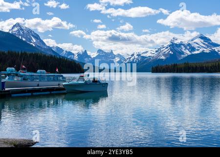 Molo delle navi da crociera sul lago Maligne. Il paesaggio estivo del lago Maligne si riflette sull'acqua. Jasper National Park, Alberta, Canada. Montagne Rocciose canadesi. Foto Stock