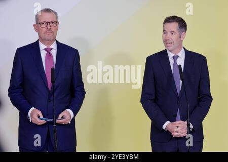 Dr. Rainer Dulger, Präsident der Bundesvereinigung der Deutschen Arbeitgeberverbände, FDP-Fraktionsvorsitzende Christian Dürr, Deutschland, Berlino, Reichstag, Statement zum Gespräch mit Spitzenverbänden der deutschen Wirtschaft *** Dott. Rainer Dulger, Presidente della Confederazione delle associazioni dei datori di lavoro tedesche, leader del gruppo parlamentare FDP Christian Dürr, Germania, Berlino, Reichstag, dichiarazione sulla discussione con le principali associazioni imprenditoriali tedesche Foto Stock