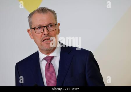 Dr. Rainer Dulger, Präsident der Bundesvereinigung der Deutschen Arbeitgeberverbände, Deutschland, Berlino, Reichstag, Statement zum Gespräch mit Spitzenverbänden der deutschen Wirtschaft *** Dr. Rainer Dulger, Presidente della Confederazione delle associazioni tedesche dei datori di lavoro, Germania, Berlino, Reichstag, dichiarazione sulla discussione con le principali associazioni imprenditoriali tedesche Foto Stock