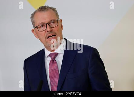 Dr. Rainer Dulger, Präsident der Bundesvereinigung der Deutschen Arbeitgeberverbände, Deutschland, Berlino, Reichstag, Statement zum Gespräch mit Spitzenverbänden der deutschen Wirtschaft *** Dr. Rainer Dulger, Presidente della Confederazione delle associazioni tedesche dei datori di lavoro, Germania, Berlino, Reichstag, dichiarazione sulla discussione con le principali associazioni imprenditoriali tedesche Foto Stock